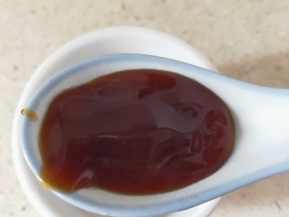 16、韭菜炒扇贝,加入半勺蚝油