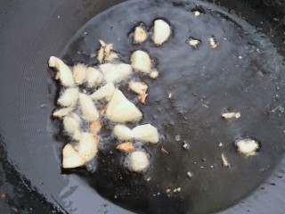 17、韭菜炒扇贝,起锅烧油,加入蒜蓉炒香