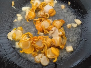 18、韭菜炒扇贝,加入扇贝肉