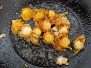 19、韭菜炒扇贝,约炒一分半钟,扇贝肉已经缩水了