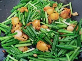 20、韭菜炒扇贝,加入韭菜,继续翻炒