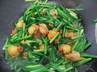 21、韭菜炒扇贝,炒20秒左右,加入前面调好的调料,继续炒1分钟左右,关火