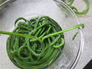 5、吃豇豆还用麻汁？快来试试这个--手撕豇豆,取一根从头一分为二撕开