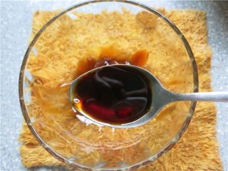 6、吃豇豆还用麻汁？快来试试这个--手撕豇豆,另取一碗放入蚝油2汤匙，味级鲜酱油2汤匙