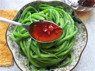 12、吃豇豆还用麻汁？快来试试这个--手撕豇豆,撕好的豇豆条放在盘子里，将汤汁浇在上面