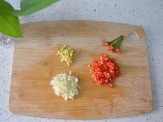 2、酸辣凉豇豆,将大蒜、老姜剁成碎末，小尖椒切成小圈。