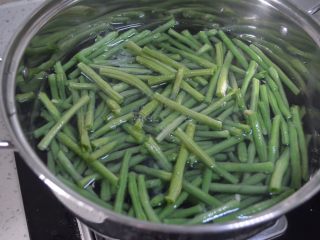 6、酸辣凉豇豆,把豇豆焯至熟透。