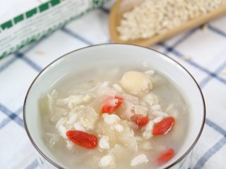 14、银耳莲子燕麦粥,煲好的银耳糯糯的，燕麦也有一定的嚼劲，口感很不错哦。