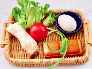 1、鸡蛋西红柿打卤面,首先备齐所有的食材，鹅蛋要用新鲜的哟。