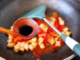 6、鸡蛋西红柿打卤面,这个时候加入生抽调味调色。