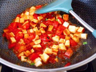 7、鸡蛋西红柿打卤面,大火继续翻炒至所有食材断生的时候。