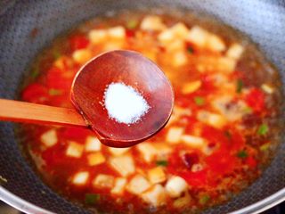 8、鸡蛋西红柿打卤面,锅中倒入适量的清水，加入适量的盐调味。