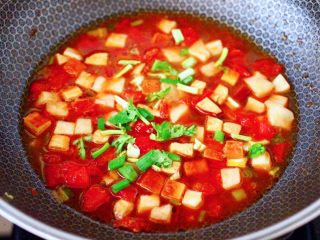 10、鸡蛋西红柿打卤面,撒上葱花和香菜，淋上芝麻油即可关火，这个卤就做好了。