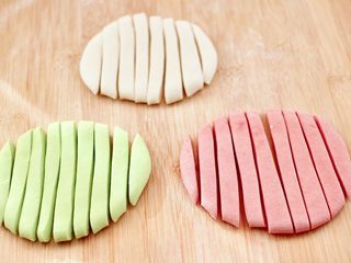 13、鸡蛋西红柿打卤面,用刀先切成宽1厘米的条状态。