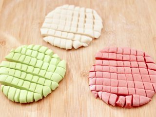 14、鸡蛋西红柿打卤面,再用刀切成小丁。