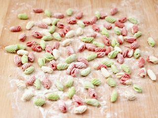 16、鸡蛋西红柿打卤面,依次做完3个颜色的贝壳面。