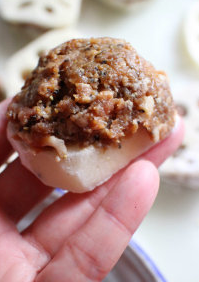 4、黃金炸藕盒,取适量肉馅(约1大匙)放置于藕片上,再用另一藕片夹住