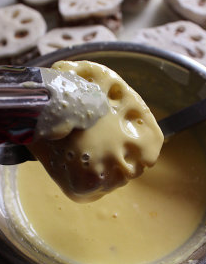 7、黃金炸藕盒,藕合沾附满满的粉浆面衣