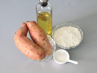 1、红薯丸子,准备好所需要的食材。