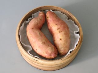 2、红薯丸子,红薯洗净,放入蒸屉。