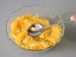 5、红薯丸子,趁热剥去表皮,用勺子压成红薯泥。