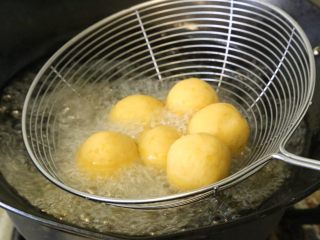 9、红薯丸子,放入油锅进行浸炸。