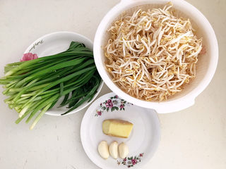 1、韭菜炒豆芽,准备食材：韭菜，无根绿豆芽，鲜姜，大蒜