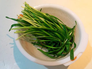 3、韭菜炒豆芽,韭菜清洗干净，沥干水份