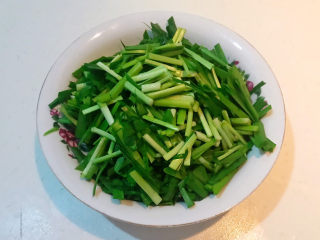 4、韭菜炒豆芽,把韭菜切成寸段