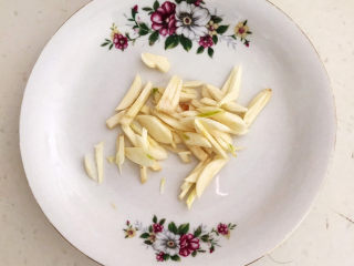 5、韭菜炒豆芽,大蒜切成丝