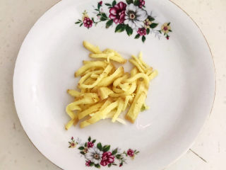 6、韭菜炒豆芽,鲜姜切成丝