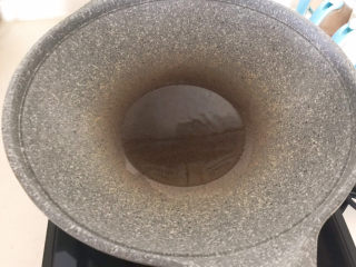 7、韭菜炒豆芽,炒锅烧热后加入花生油