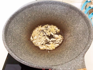 8、韭菜炒豆芽,油烧热后加入姜蒜，炒出香味