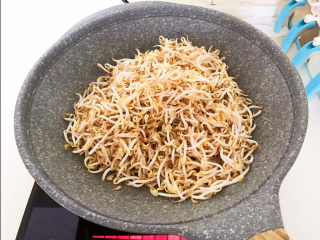 9、韭菜炒豆芽,加入豆芽