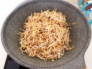 10、韭菜炒豆芽,大火爆炒1分钟