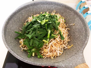 11、韭菜炒豆芽,加入韭菜