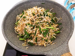 12、韭菜炒豆芽,翻炒2分钟