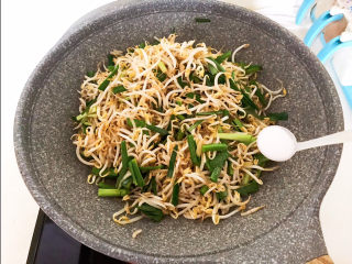 13、韭菜炒豆芽,加入精盐
