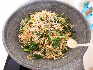 14、韭菜炒豆芽,加入鸡精