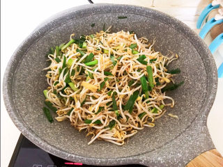 15、韭菜炒豆芽,翻炒均匀即可