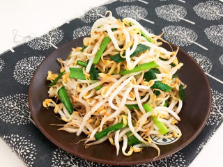 16、韭菜炒豆芽,韭菜炒豆芽清淡爽口，这是一道10分钟就能上桌的快手菜，减肥减脂，好吃又好做~