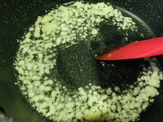 8、凉拌鸡胗,加食用油，大火，倒入蒜沫；