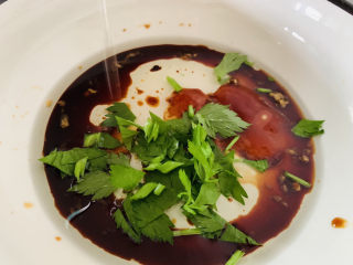 15、凉拌鸡胗,芹菜剪碎；