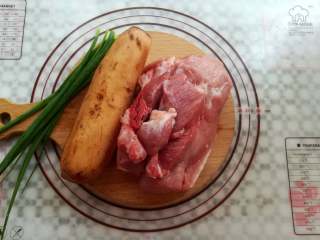 1、香嫩藕丸子,准备好猪肉，莲藕和葱花