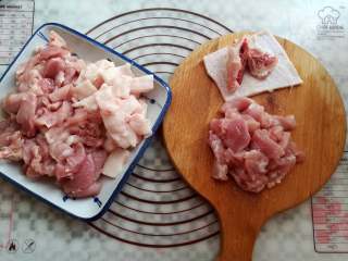 2、香嫩藕丸子,猪肉洗净后剔除骨头，去掉猪皮切成小块