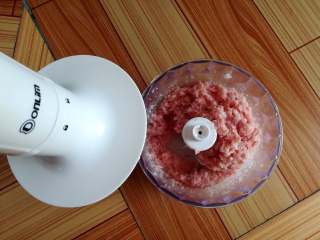 5、香嫩藕丸子,用绞肉机打十几秒检查肉泥情况