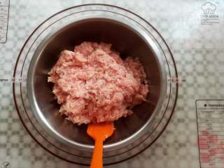 6、香嫩藕丸子,打好的肉泥用碗装起来备用