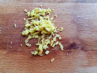 7、香嫩藕丸子,生姜去皮切成小颗粒