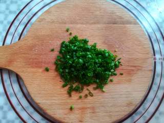 8、香嫩藕丸子,葱花切成碎粒