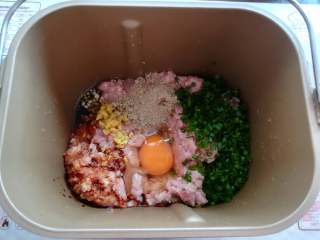 9、香嫩藕丸子,把猪肉泥，鸡蛋，香葱，生姜，生抽，胡椒粉放入面包桶里